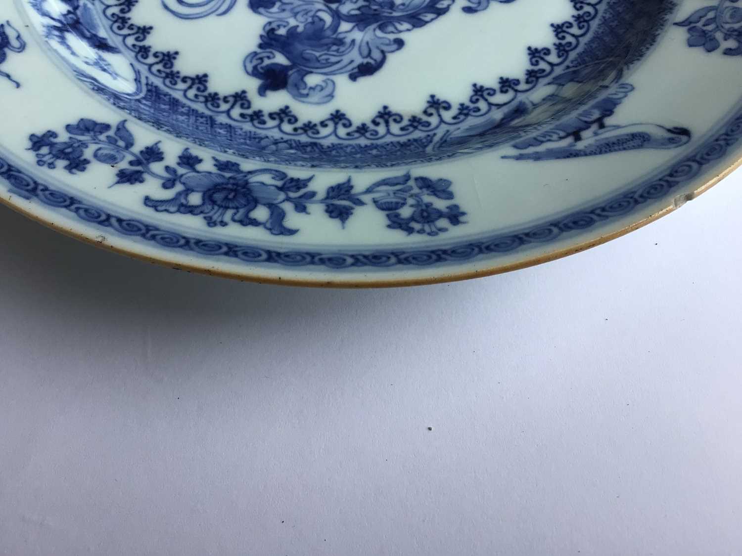 A rare pair of Chinese blue and white armorial plates, circa 1730 - Image 12 of 14
