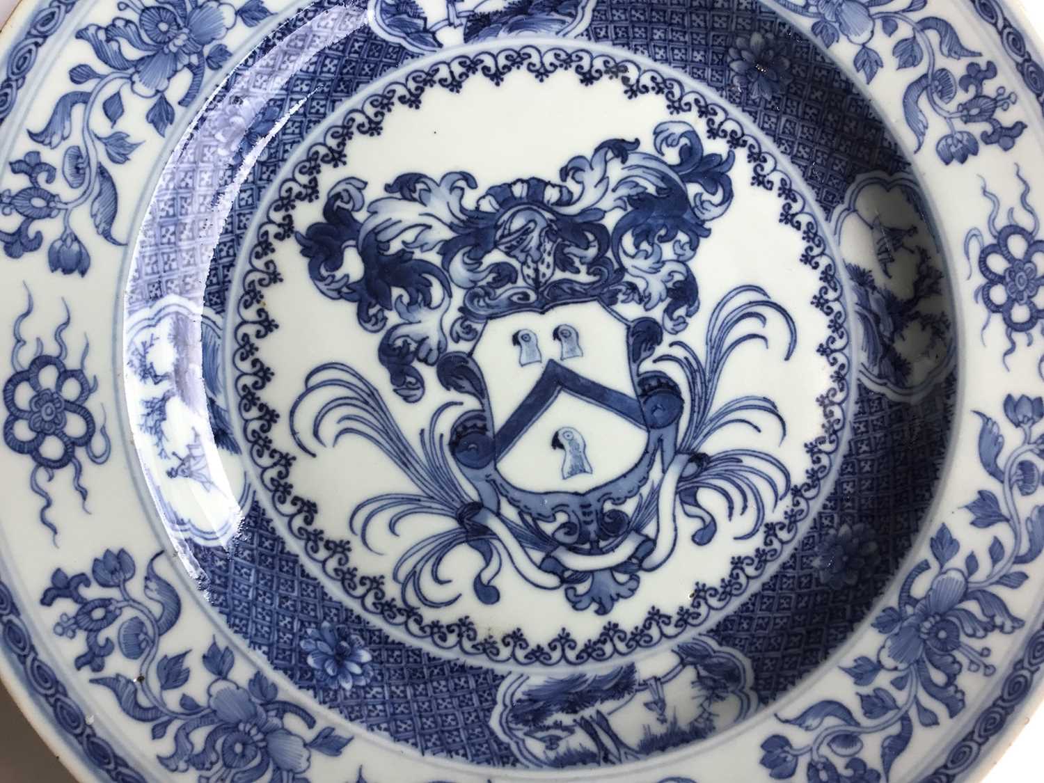 A rare pair of Chinese blue and white armorial plates, circa 1730 - Image 8 of 14