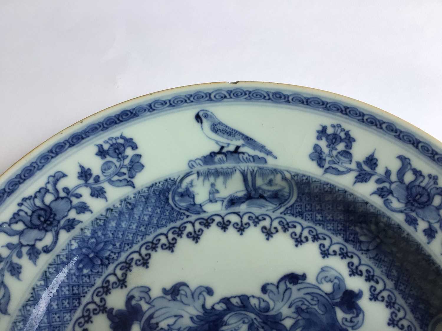 A rare pair of Chinese blue and white armorial plates, circa 1730 - Image 4 of 14