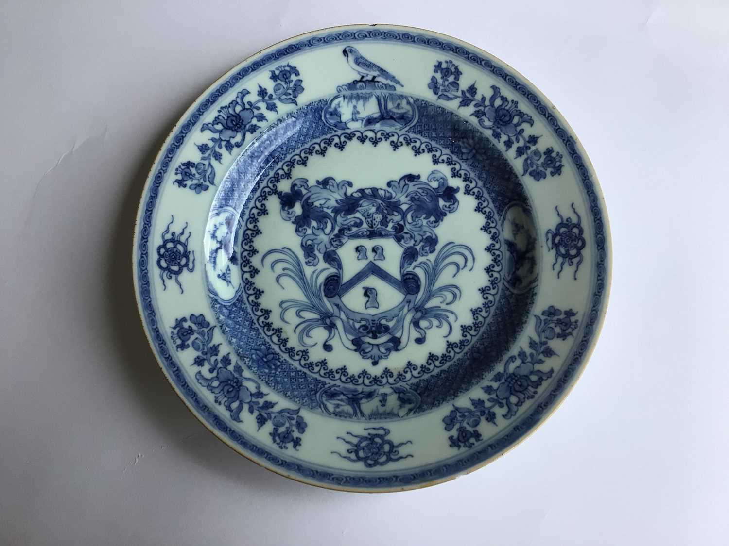 A rare pair of Chinese blue and white armorial plates, circa 1730 - Image 3 of 14