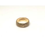 Edwardian 18ct gold wedding ring with engraved floral decoration (Birmingham 1905), size T