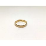 22ct gold wedding ring, size V