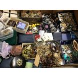 Large quantity of costume jewellery and bijouterie (2 boxes)