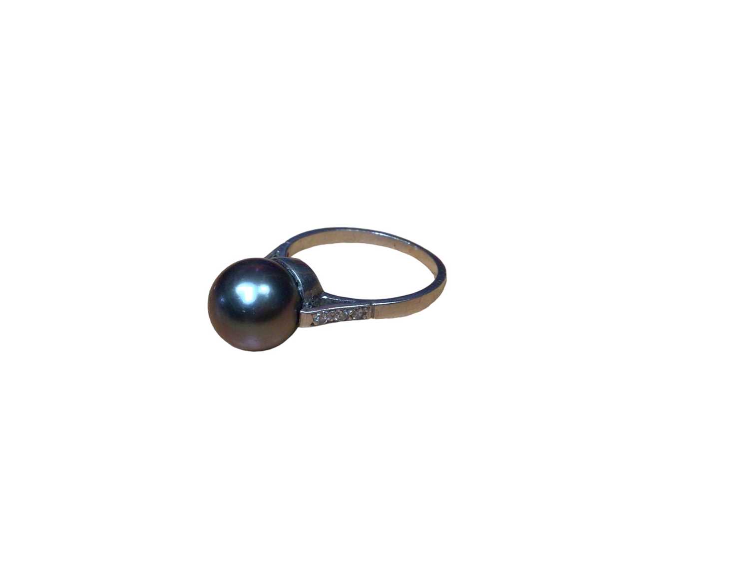 Tahitian black cultured pearl ring with diamond shoulders in platinum setting - Image 3 of 6