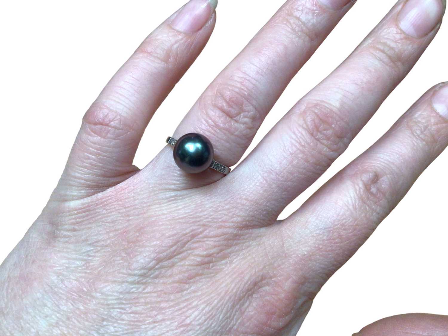 Tahitian black cultured pearl ring with diamond shoulders in platinum setting - Image 6 of 6