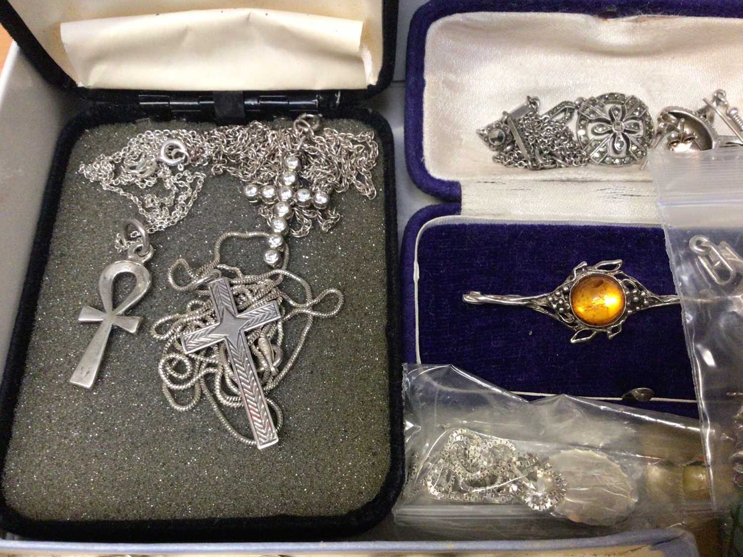 Quantity of silver and white metal jewellery including pendants, chains, brooches, rings, earrings e - Image 5 of 6