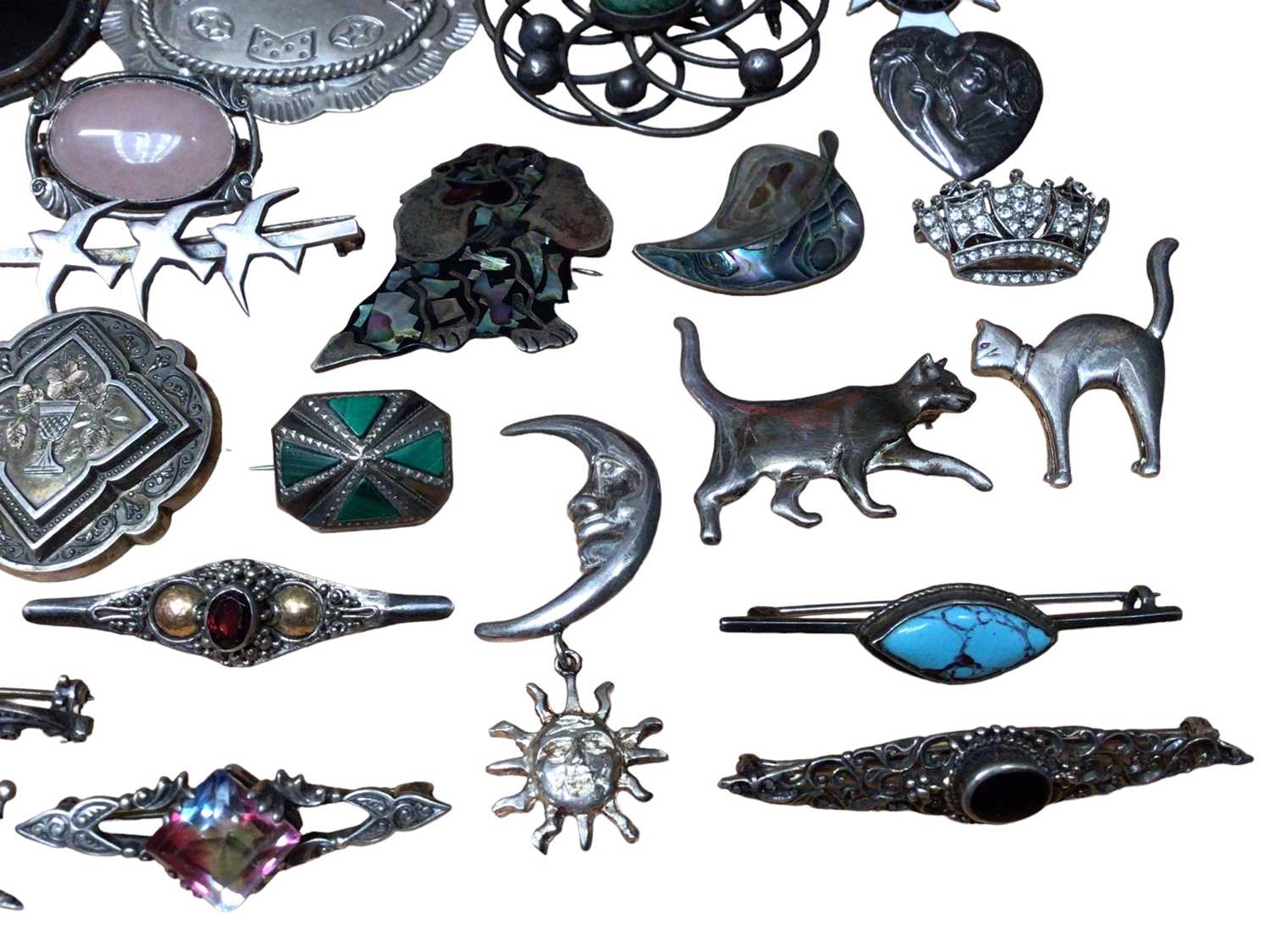 Collection of silver and white metal brooches - Image 2 of 5