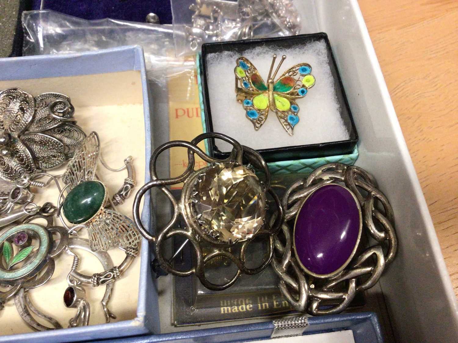 Quantity of silver and white metal jewellery including pendants, chains, brooches, rings, earrings e - Image 6 of 6