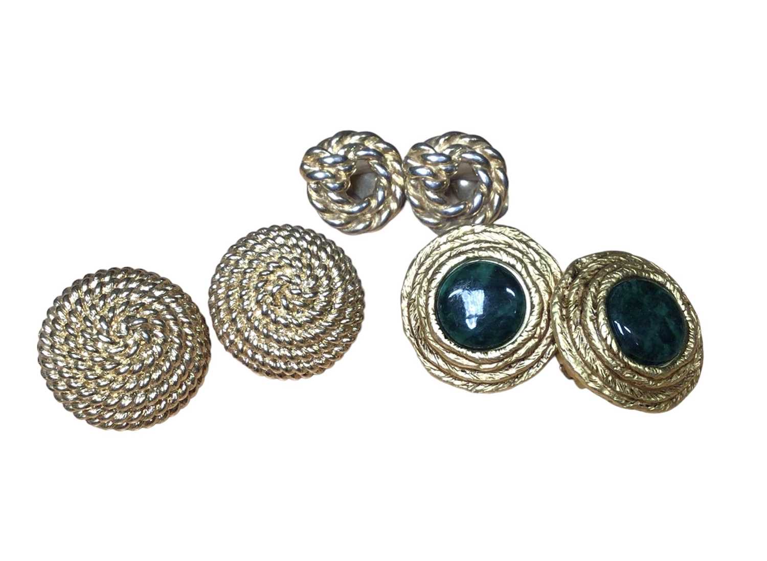 Five pairs of 1980s gilt metal clip on earrings to include two pairs of Christian Dior simulated pea - Image 5 of 6