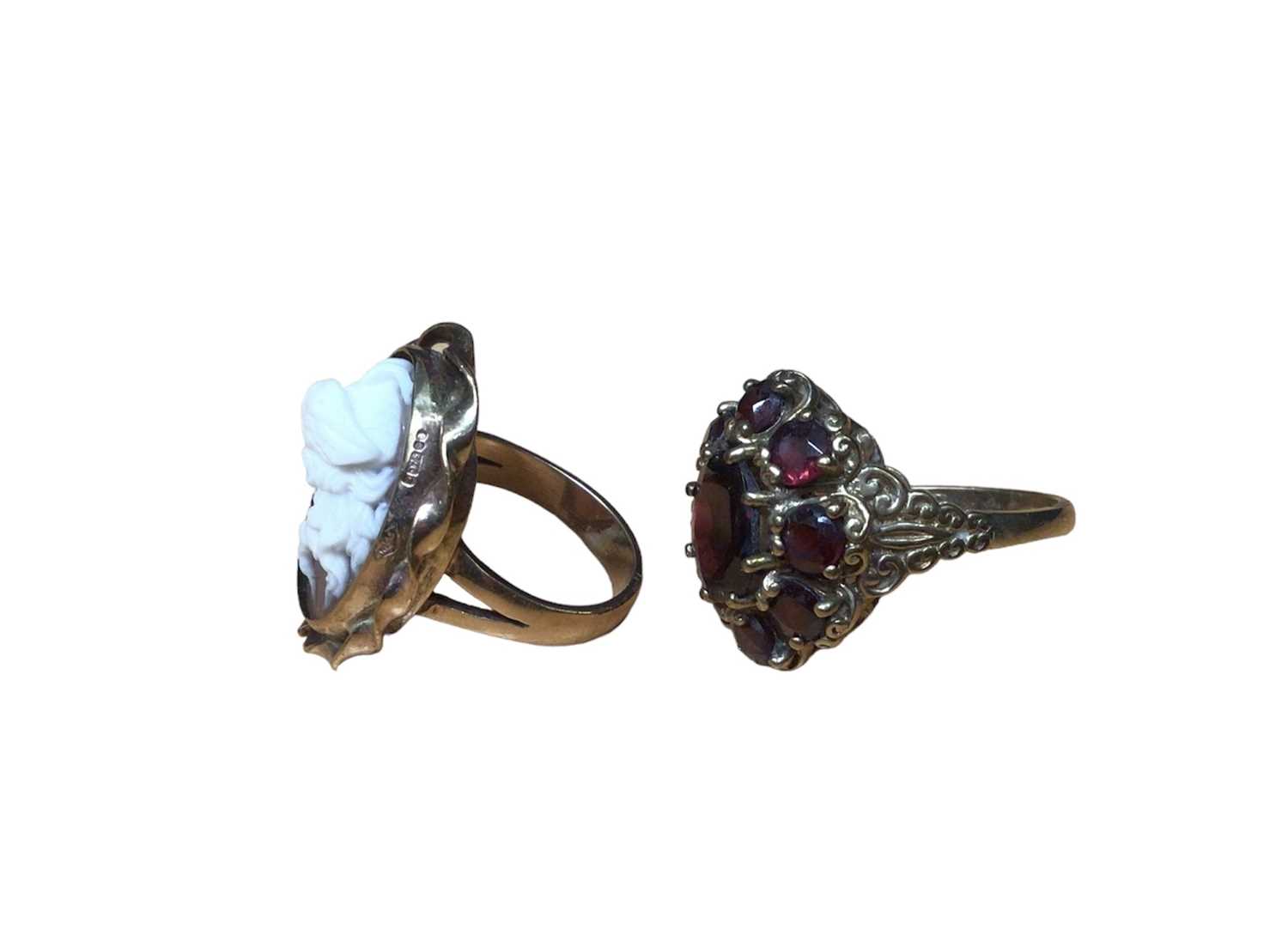 9ct gold mounted carved shell cameo ring and 9ct gold garnet cluster ring (2) - Image 2 of 3
