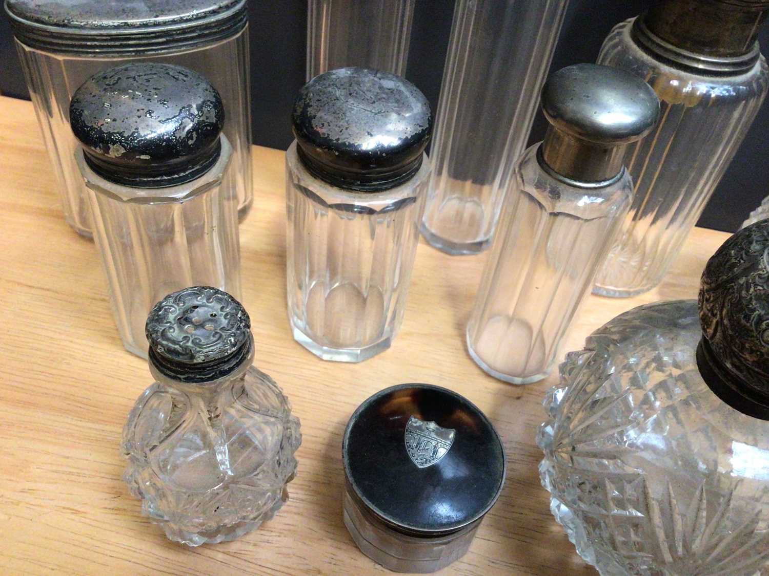 Collection of mostly silver topped glass vanity jars and perfume bottles - Image 3 of 4