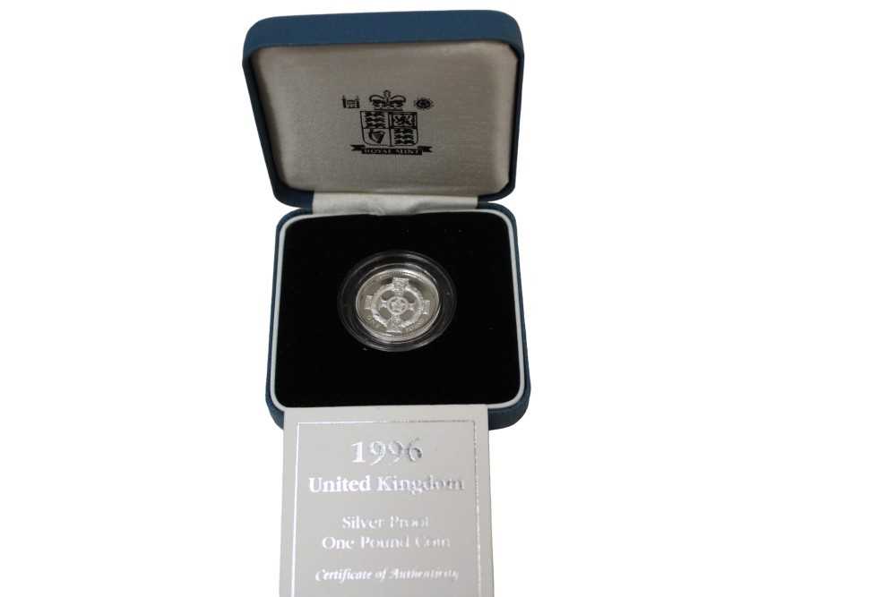 World - Mixed proof coinage to include U.S. Mint proof set 2008, U.K. silver £1 1996, £2's 1995, 199