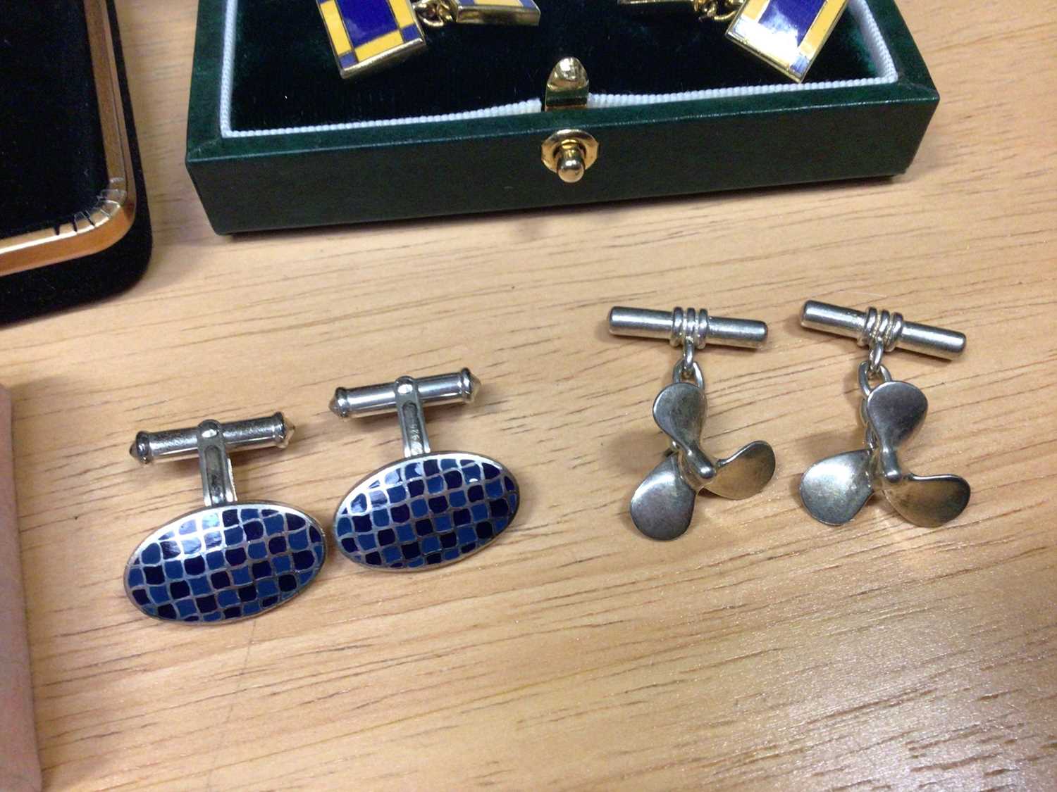 Four pairs of silver cufflinks and one other enamelled pair - Image 5 of 5