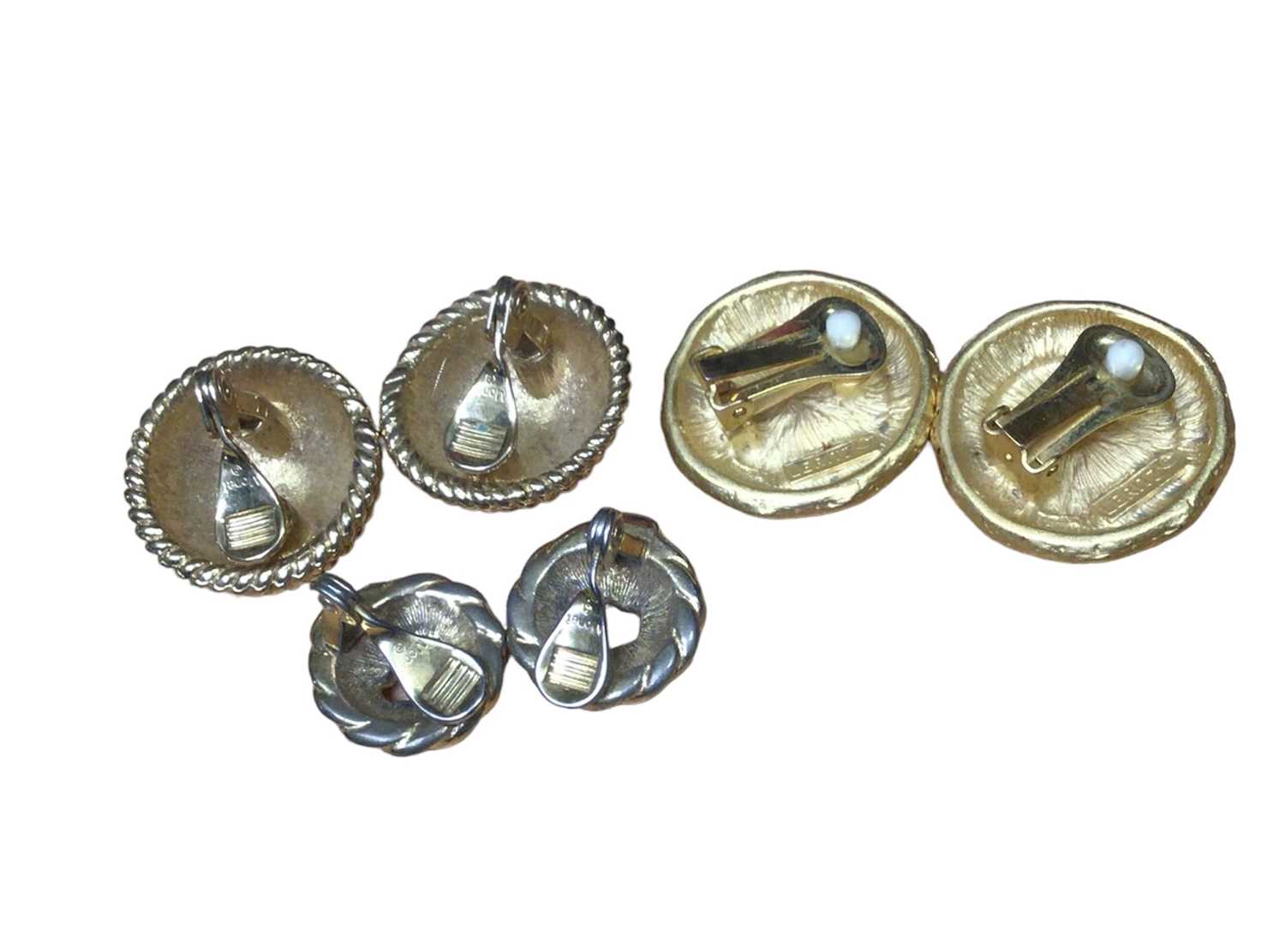 Five pairs of 1980s gilt metal clip on earrings to include two pairs of Christian Dior simulated pea - Image 6 of 6