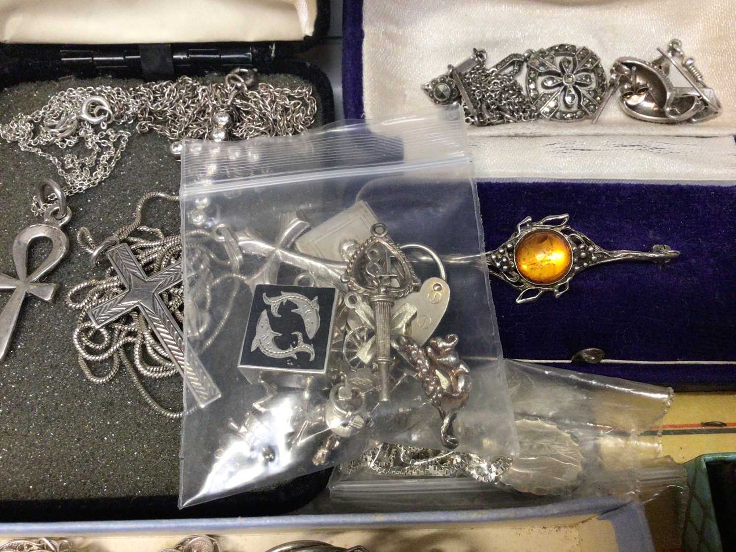 Quantity of silver and white metal jewellery including pendants, chains, brooches, rings, earrings e - Image 3 of 6