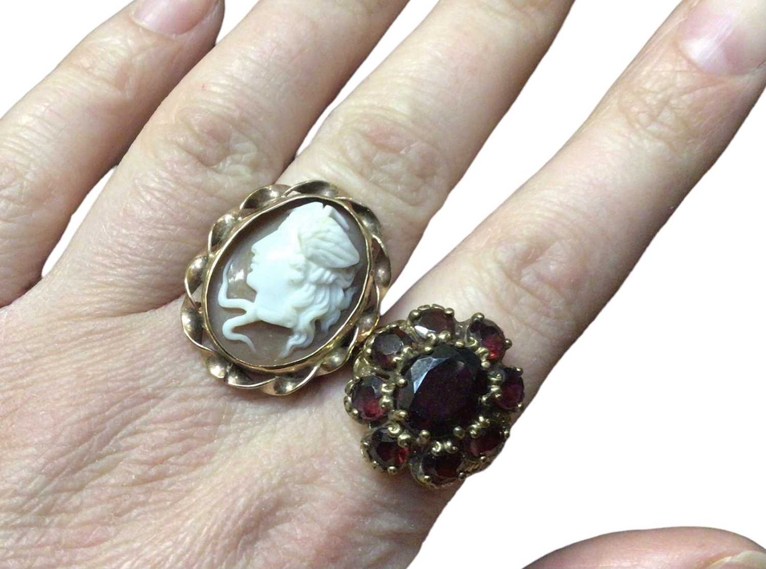 9ct gold mounted carved shell cameo ring and 9ct gold garnet cluster ring (2) - Image 3 of 3