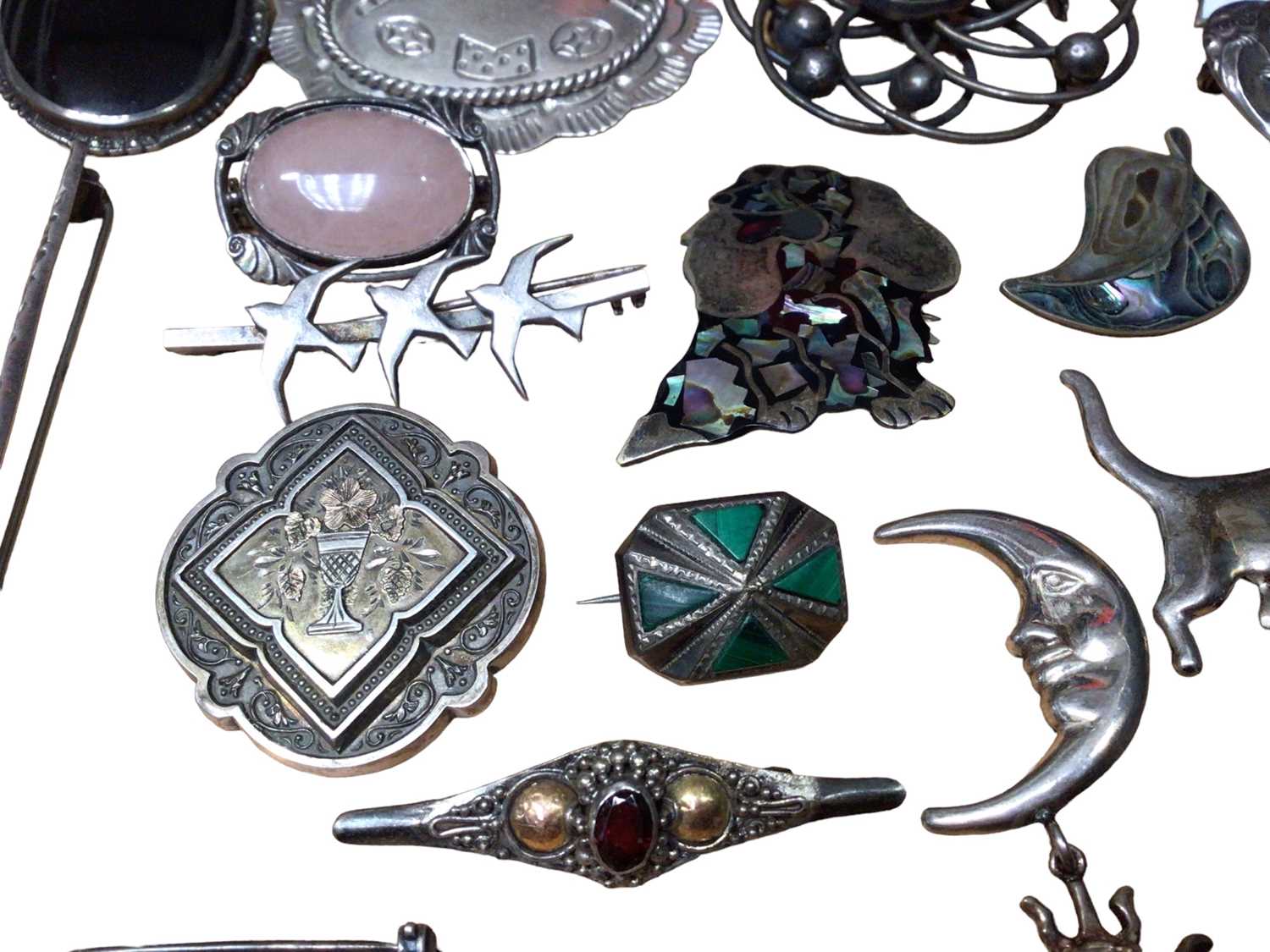 Collection of silver and white metal brooches - Image 5 of 5