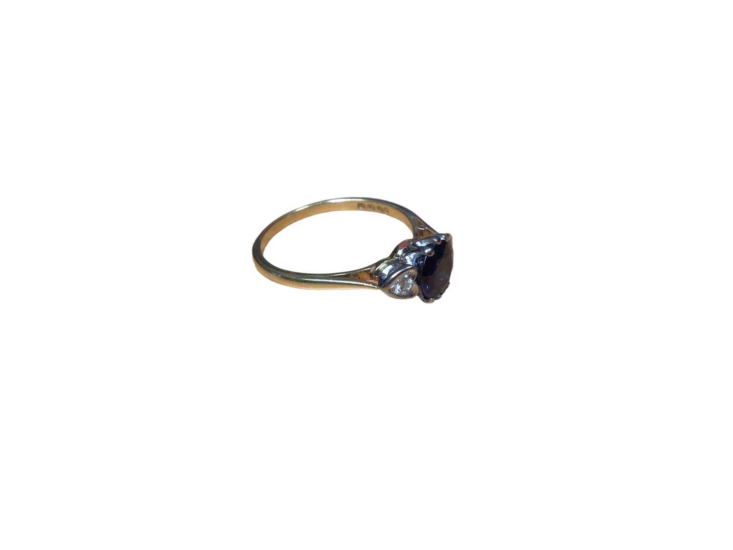 Sapphire and diamond three stone ring with heart shape diamond shoulders on 18ct gold shank - Image 2 of 4