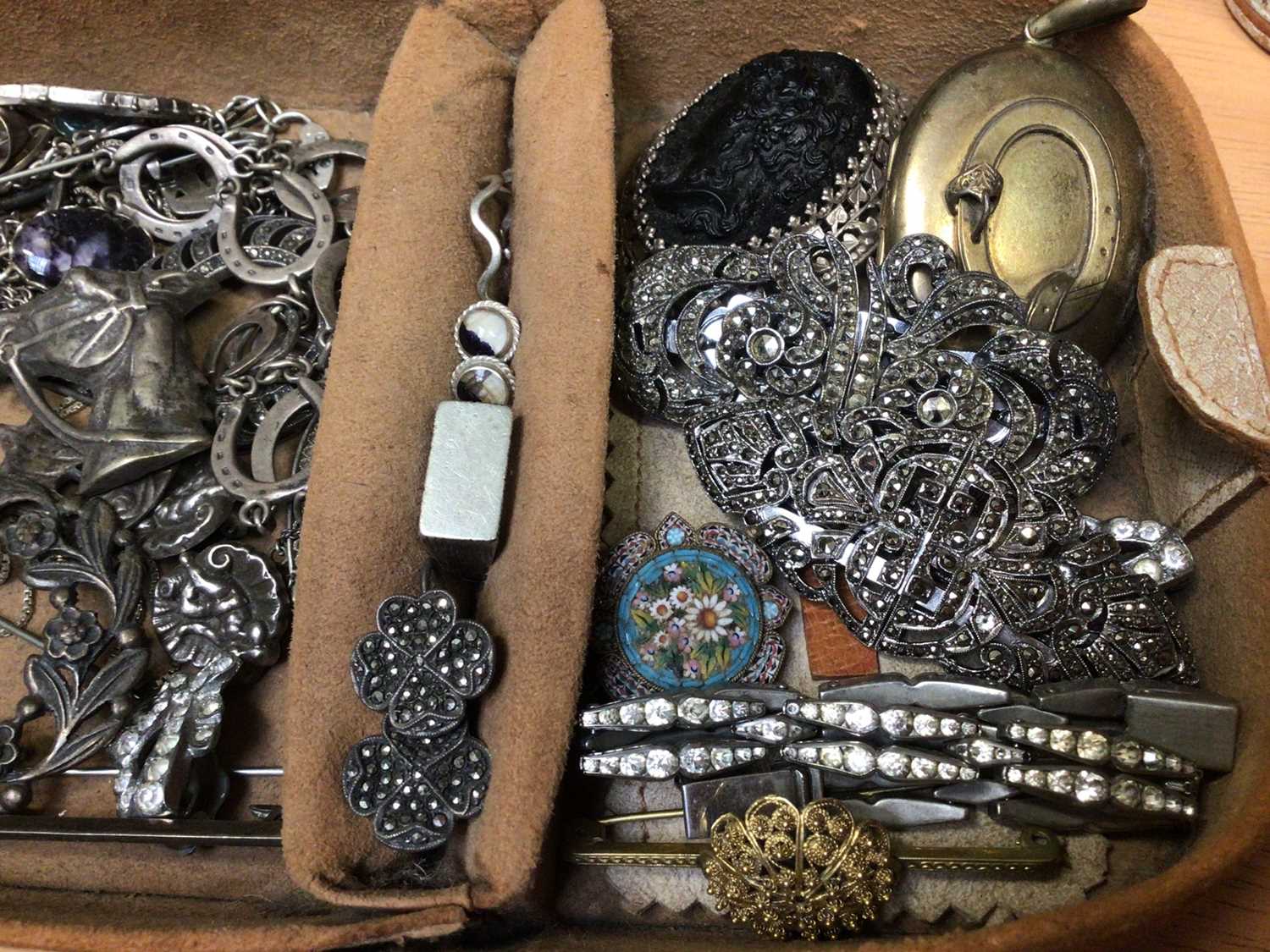 Group of vintage jewellery including a silver cuff bangle, Art Deco silver and marcasite jewellery e - Image 4 of 5