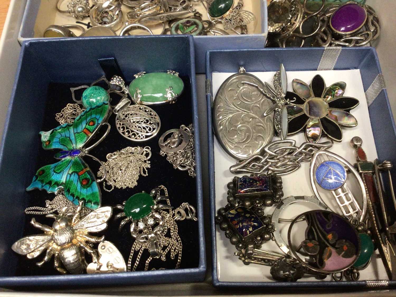 Quantity of silver and white metal jewellery including pendants, chains, brooches, rings, earrings e - Image 2 of 6
