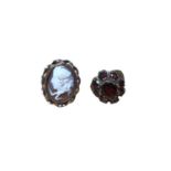 9ct gold mounted carved shell cameo ring and 9ct gold garnet cluster ring (2)