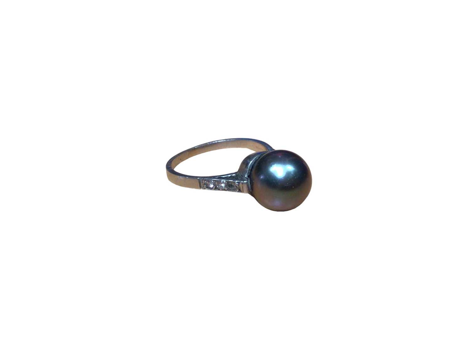 Tahitian black cultured pearl ring with diamond shoulders in platinum setting - Image 2 of 6