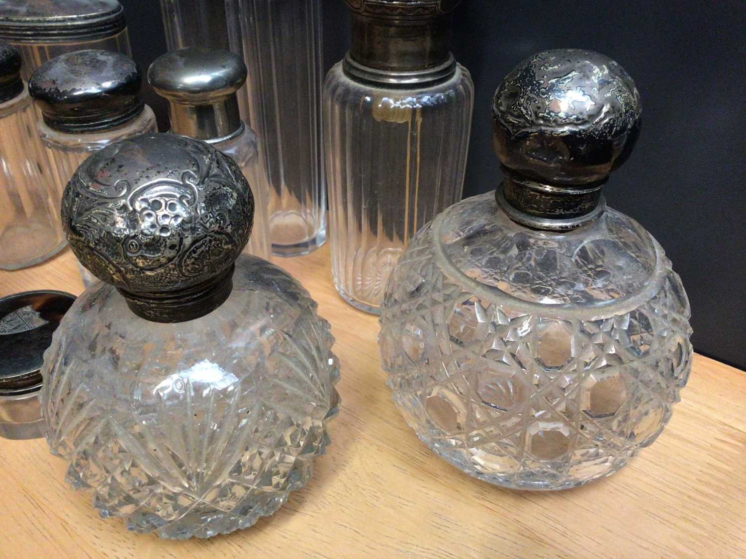 Collection of mostly silver topped glass vanity jars and perfume bottles - Image 2 of 4
