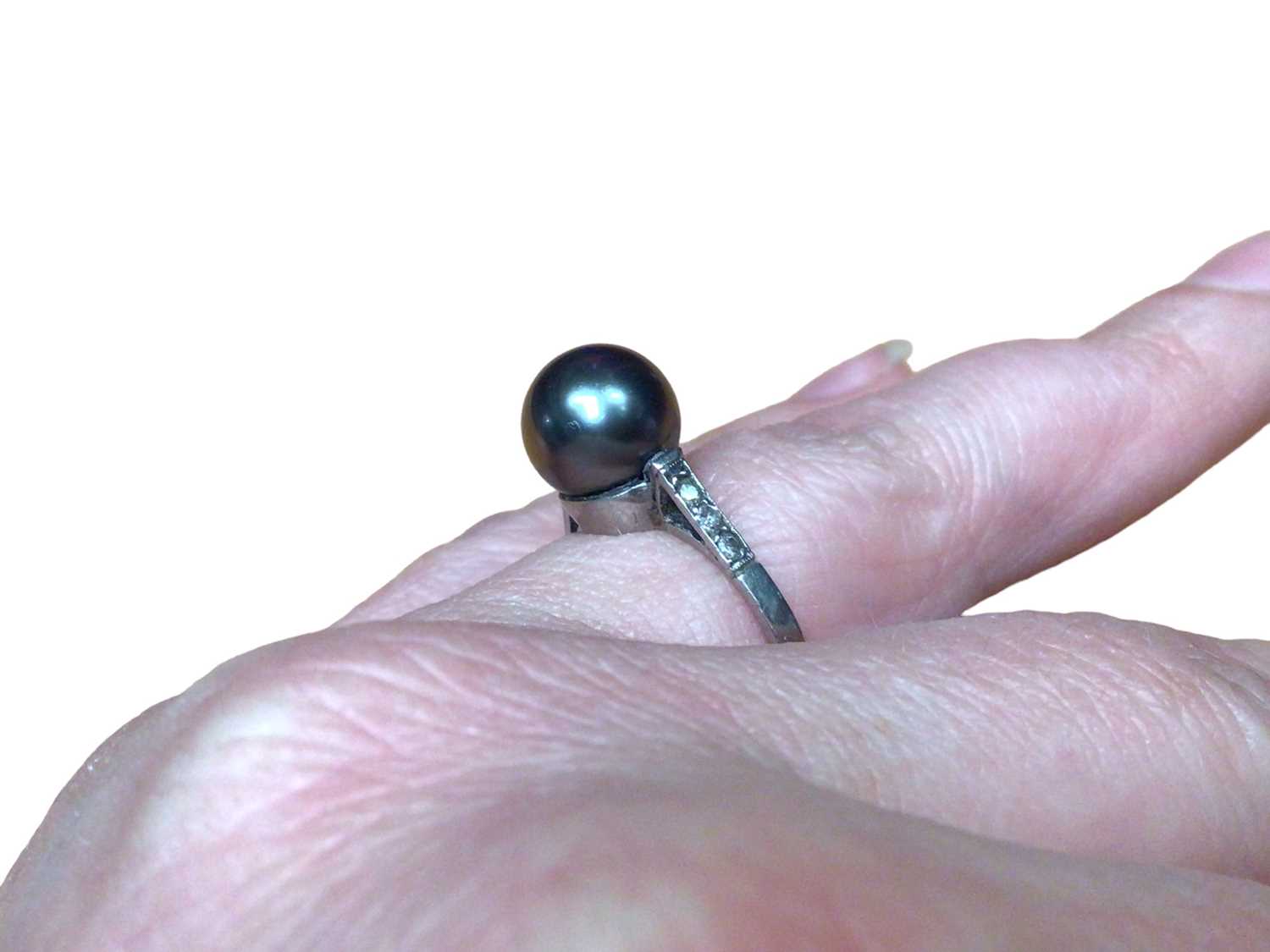 Tahitian black cultured pearl ring with diamond shoulders in platinum setting - Image 4 of 6