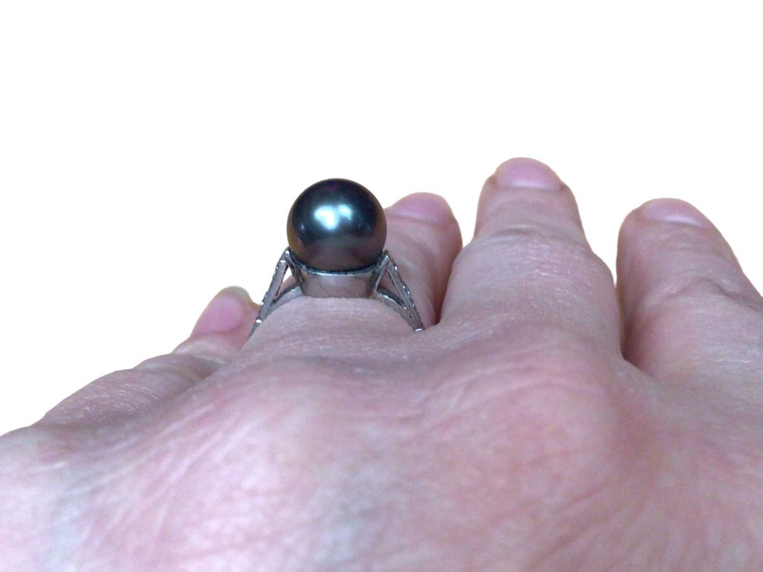 Tahitian black cultured pearl ring with diamond shoulders in platinum setting - Image 5 of 6