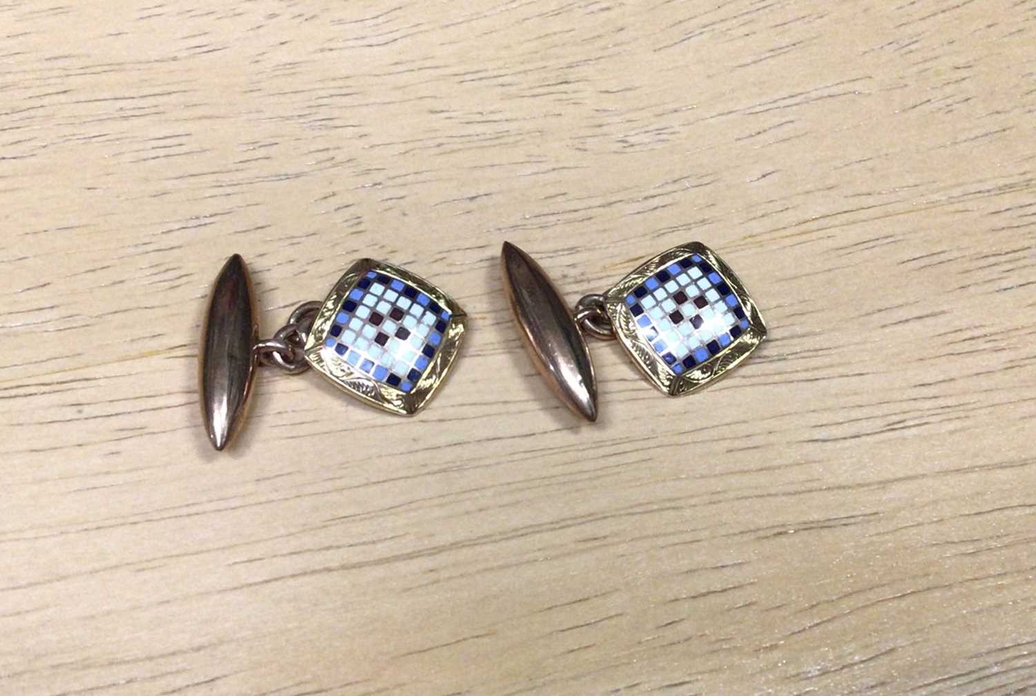 Good quality pair of 9ct gold cufflinks with enamelled chequerboard pattern - Image 2 of 3