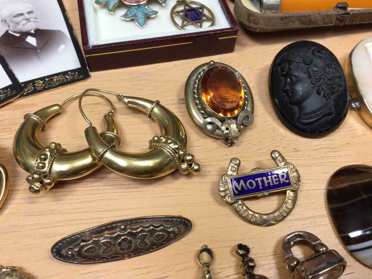 Group of antique and later jewellery and bijouterie including two amber cheroots, one with gold moun - Image 5 of 8