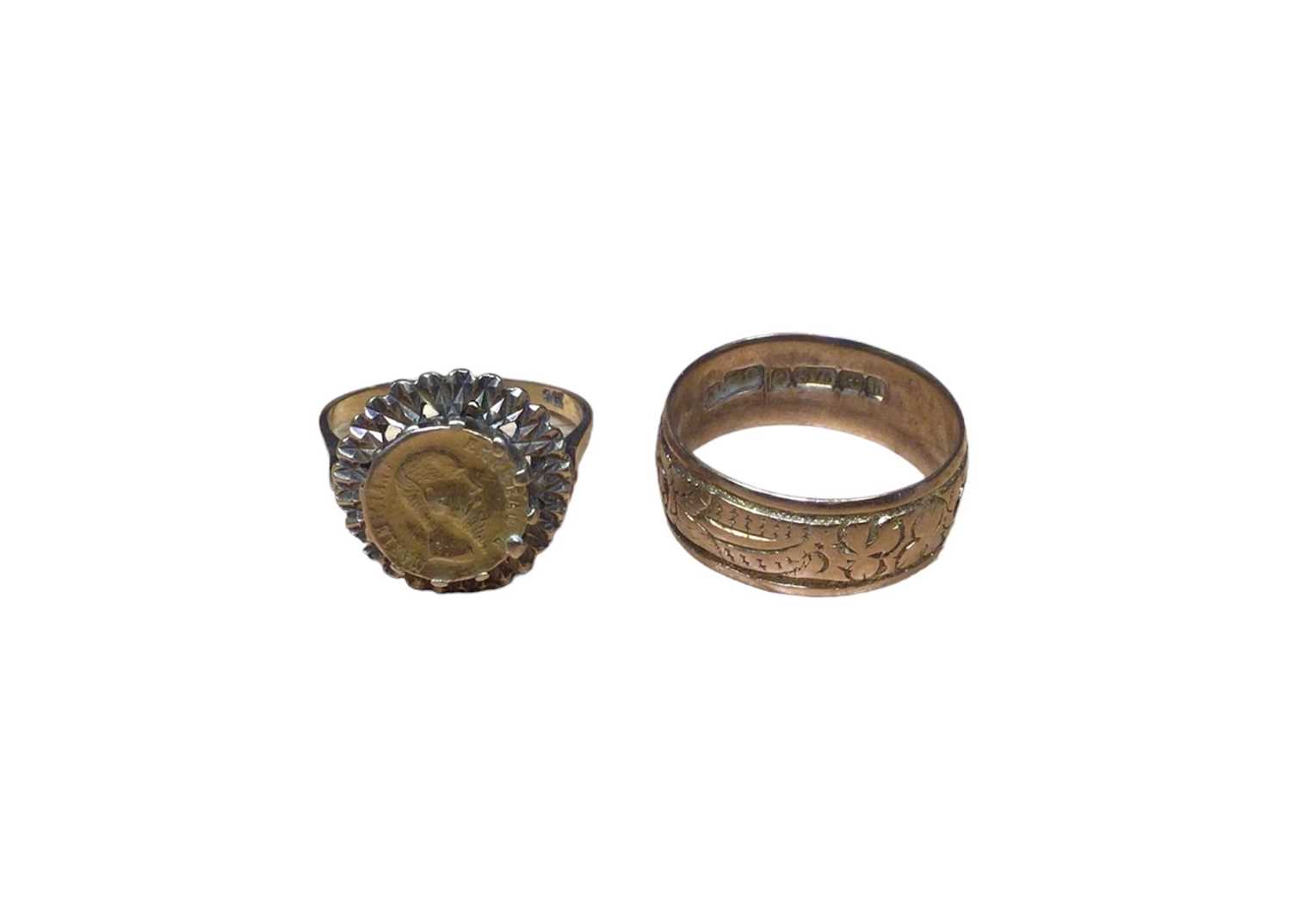 9ct gold mounted Mexican coin ring and 9ct gold wedding ring with foliate decoration