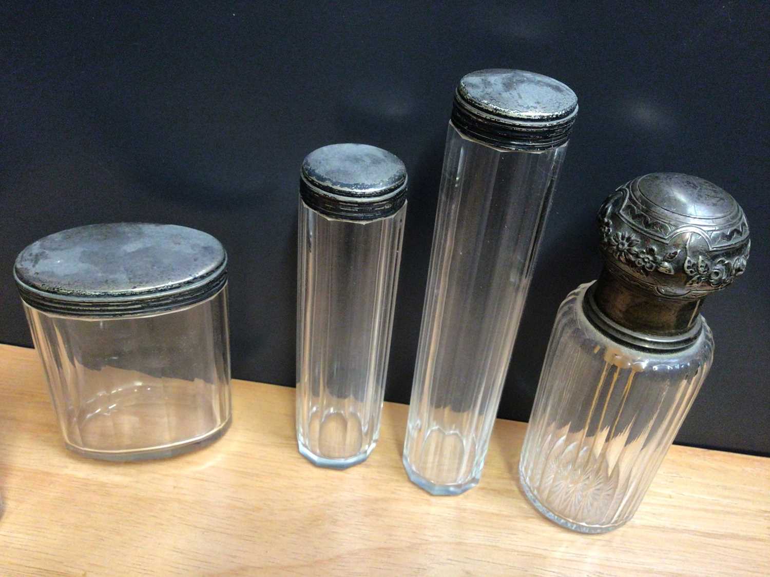 Collection of mostly silver topped glass vanity jars and perfume bottles - Image 4 of 4