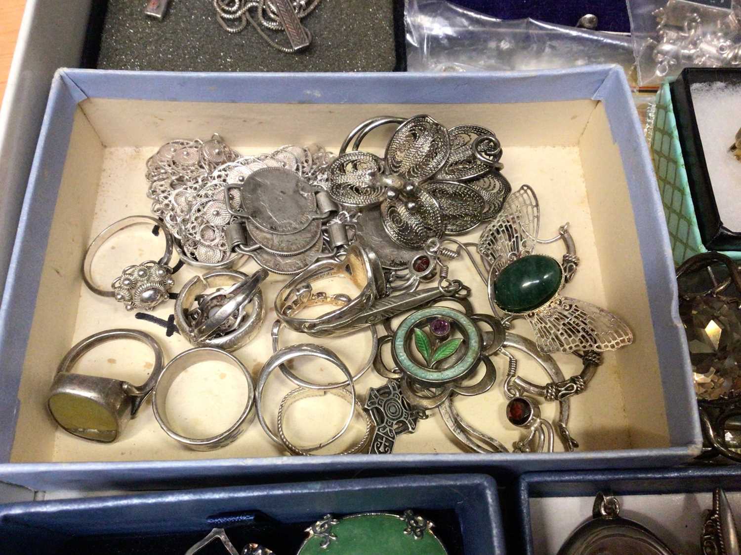 Quantity of silver and white metal jewellery including pendants, chains, brooches, rings, earrings e - Image 4 of 6