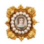 Good quality early 19th century gold portrait brooch with a finely painted portrait miniature on ivo