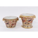 Pair of English Regency Japan-pattern cache pots (one stand missing), 11cm high with stand