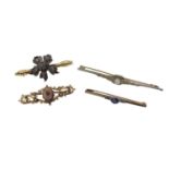 Four antique and later brooches to include Victorian 9ct gold scroll brooch, 9ct gold bar brooch wit