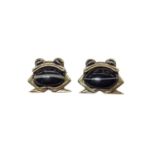 Pair of silver gilt agate novelty frog brooches (London 1976) maker MJ, each 26mm wide