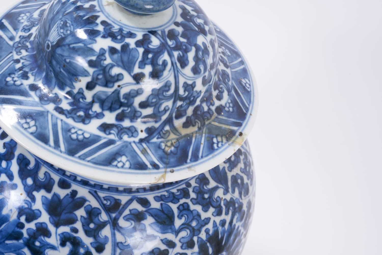 18th century Chinese blue and white baluster vase and cover. - Image 2 of 12