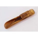 Chinese carved horn tea scoop, with carved mask decoration, 13.5cm in length.