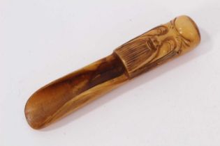 Chinese carved horn tea scoop, with carved mask decoration, 13.5cm in length.