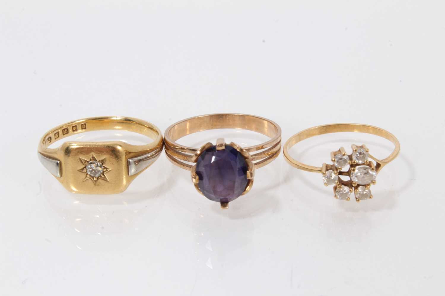 18ct gold signet ring, two gold dress rings and two pairs of earrings - Image 2 of 3