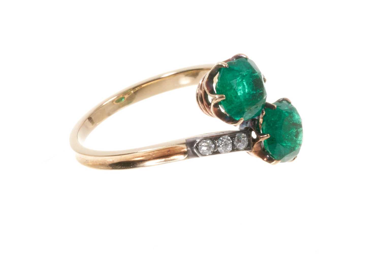 Antique emerald and diamond cross-over ring - Image 2 of 5