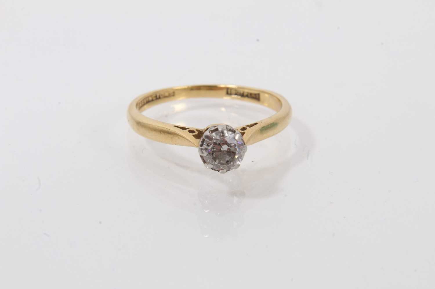 Diamond single stone ring with a brilliant cut diamond estimated to weigh approximately 0.20cts in 1 - Image 2 of 4