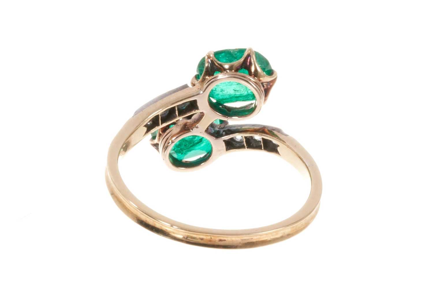 Antique emerald and diamond cross-over ring - Image 3 of 5