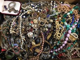 Quantity of costume jewellery (1 box)