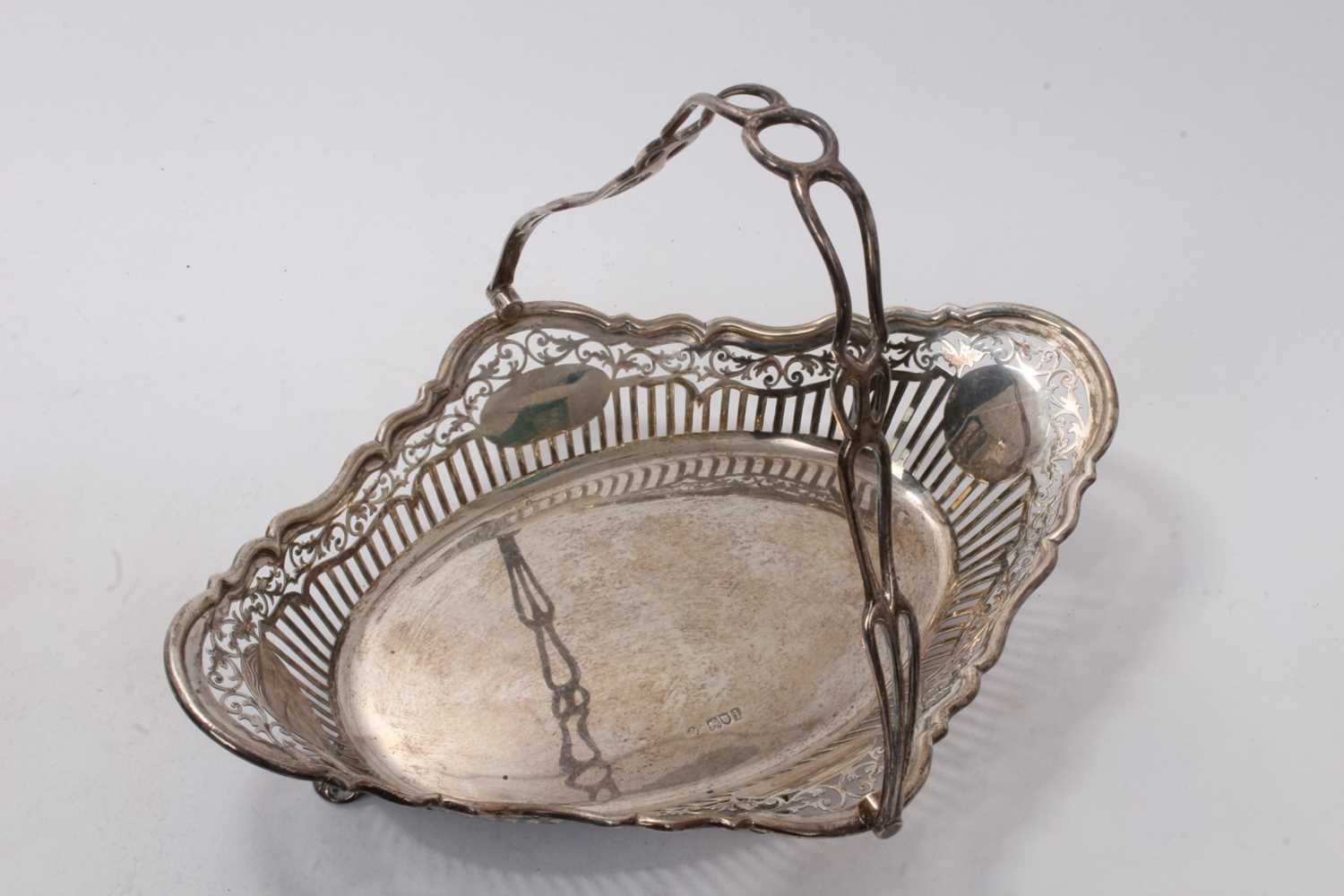 Edwardian silver swing handled bread basket - Image 2 of 3