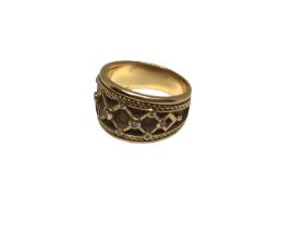 18ct gold and diamond set ring with a lattice design and rope twist border, size O½