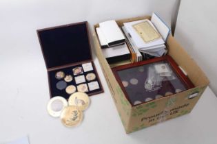 World - Mixed coins, medallions and accessories to include .585 (14ct) gold ½ gm coins x 3, Alderney