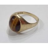 A 375 (9ct.) gold ring, set with cabochon tiger's-eye panel - size S 1/2